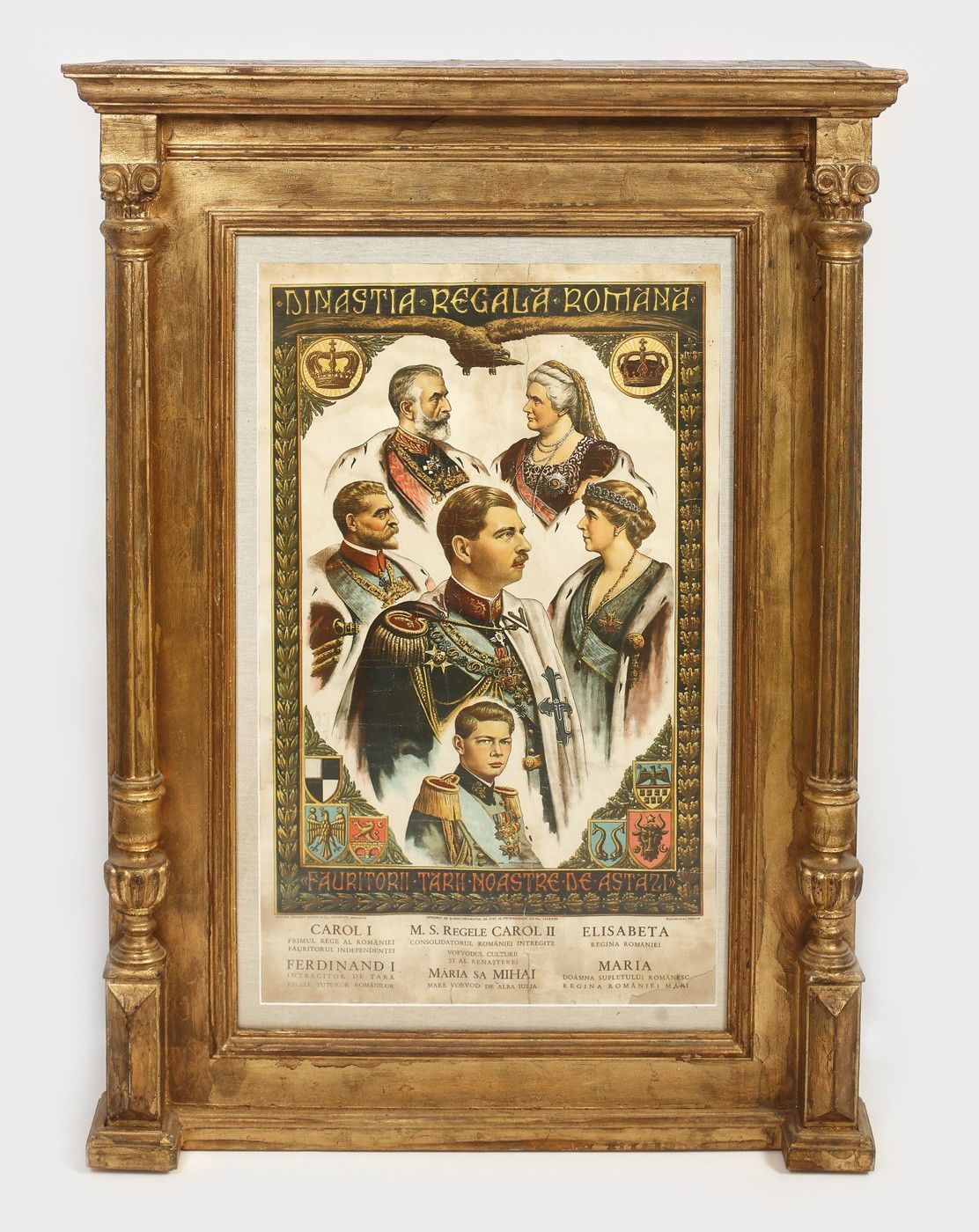 Portretul Familiei Regale a Romniei, avnd n centru pe Regele Carol al II-lea mbrcat n inut de Cavaler al Ordinului _Mihai Viteazul_, cca_ 1930, afiul poart semntura ilustratorului Ary Murnu